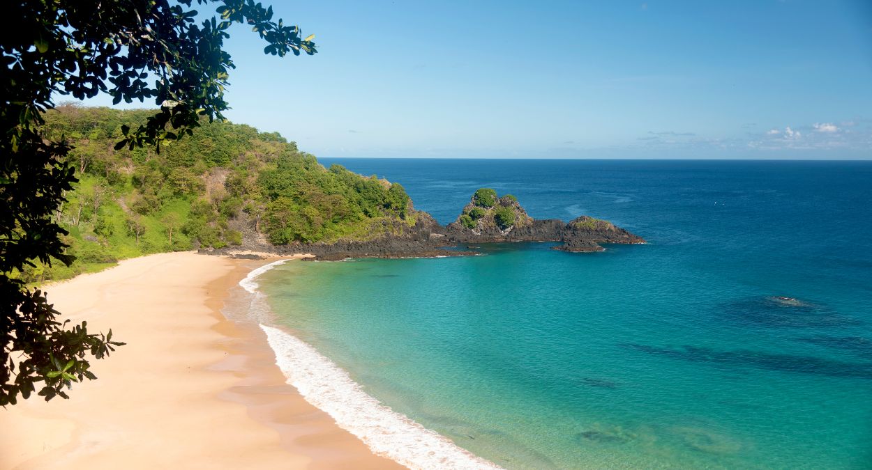 Praia do Sancho (imagem: Canva)