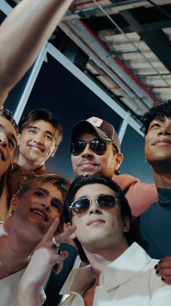 "Oo Laka Laka La": veja letra e tradução da música do Enrique Iglesias com Santos Bravos