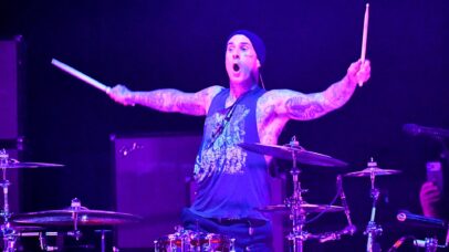 Travis Barker durante show com o Blink-182 em 2026 (Foto: Tim Mosenfelder / WireImage via Getty Images)