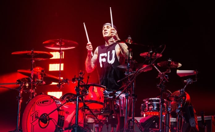 Travis Barker tocando bateria cheio de saúde